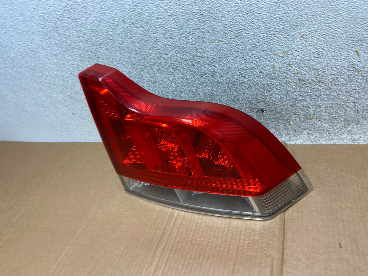 2005 to 2009 Volvo S60 Right Passenger Side Tail Light AI5671 LK1