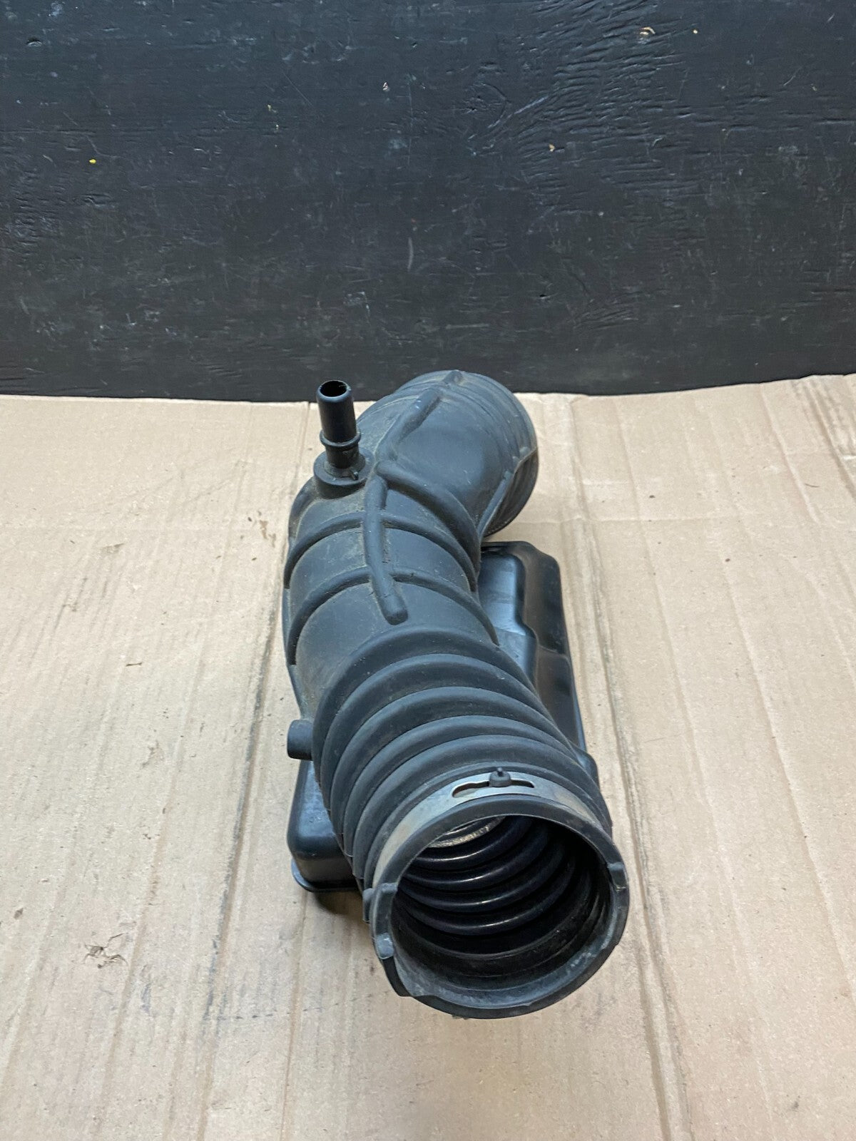 2009-2012 Ford Flex Taurus Lincoln Mks Air Hose  Duct Tube OEM F4106 DG16