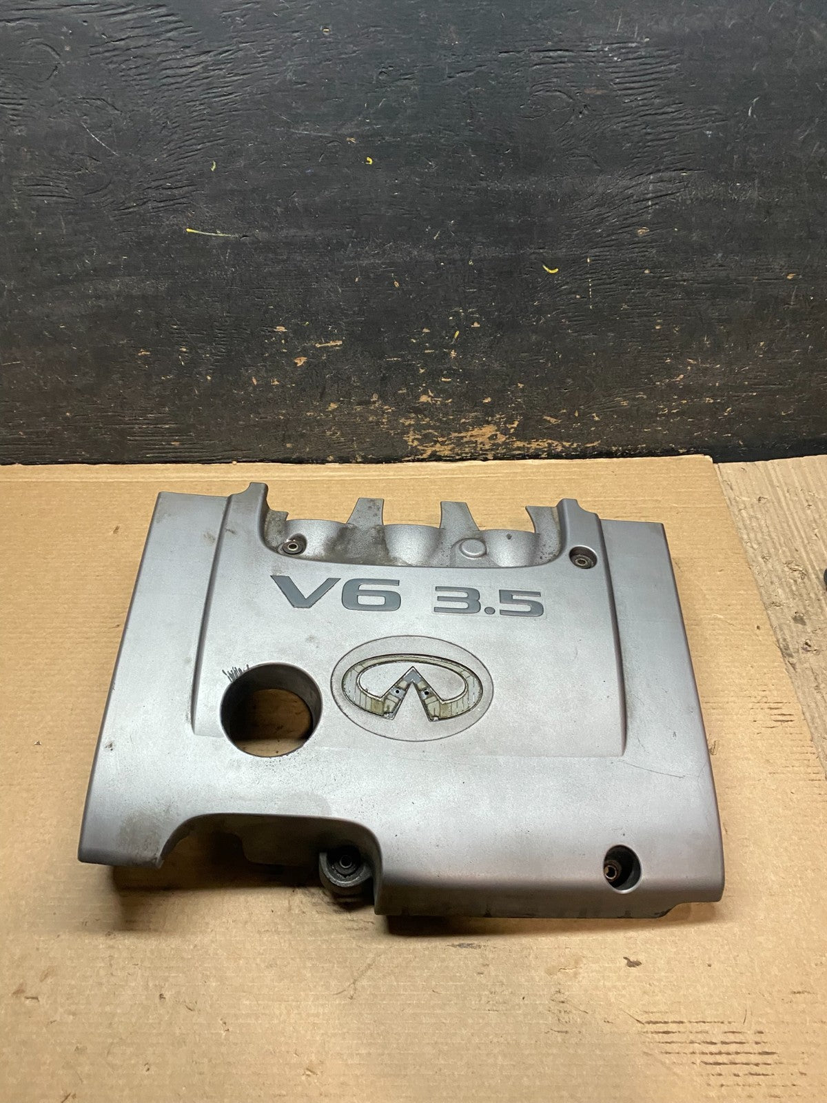 2002 to 2004 Infiniti i35 3.5L V6 Engine Motor Cover OEM V9327 DG0