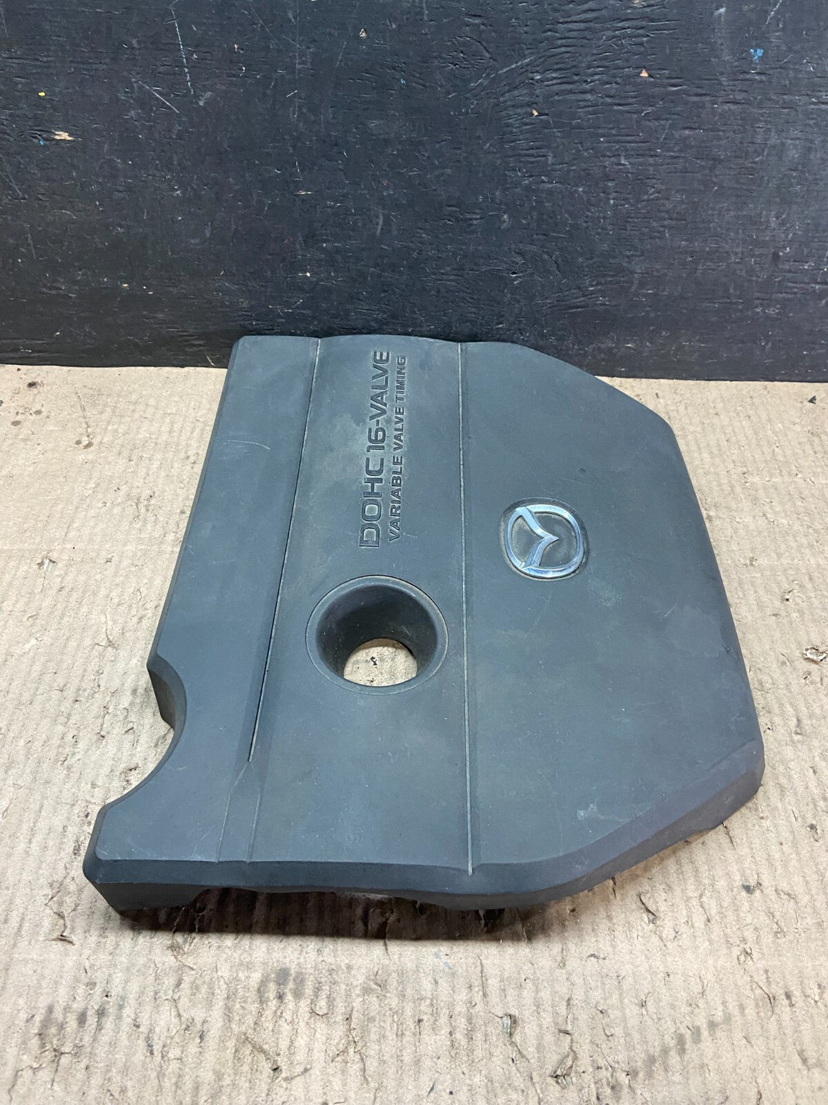 2004 to 2008 Mazda 3 DOHC 16 VALVE Engine Shield Top Cover i7900 Oem DG12