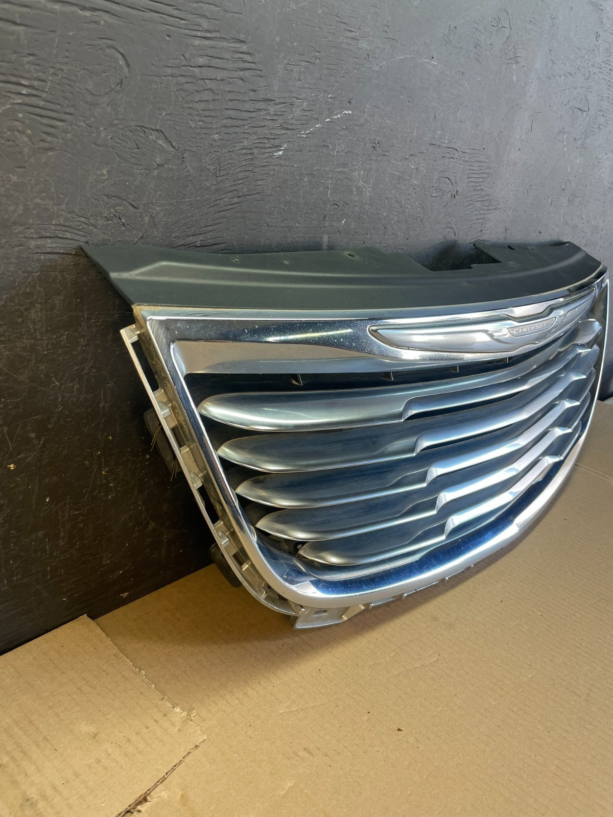 2011 to 2016 Chrysler Town & Country Front Upper Grill Grille AE3513 DG2