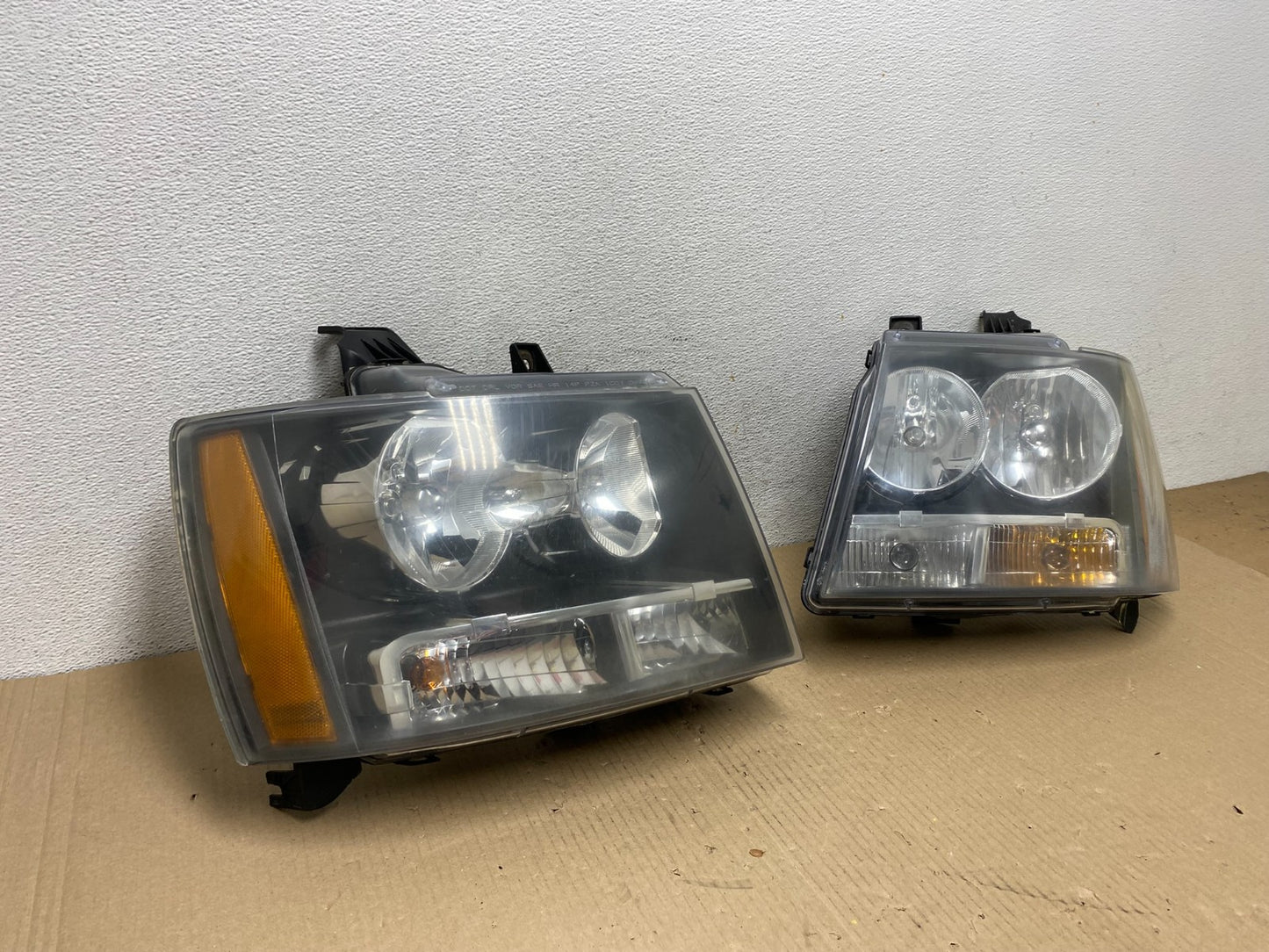 2007 to 2013 Chevrolet Suburban Tahoe Left+Right Set Headlights AE9509 DW2