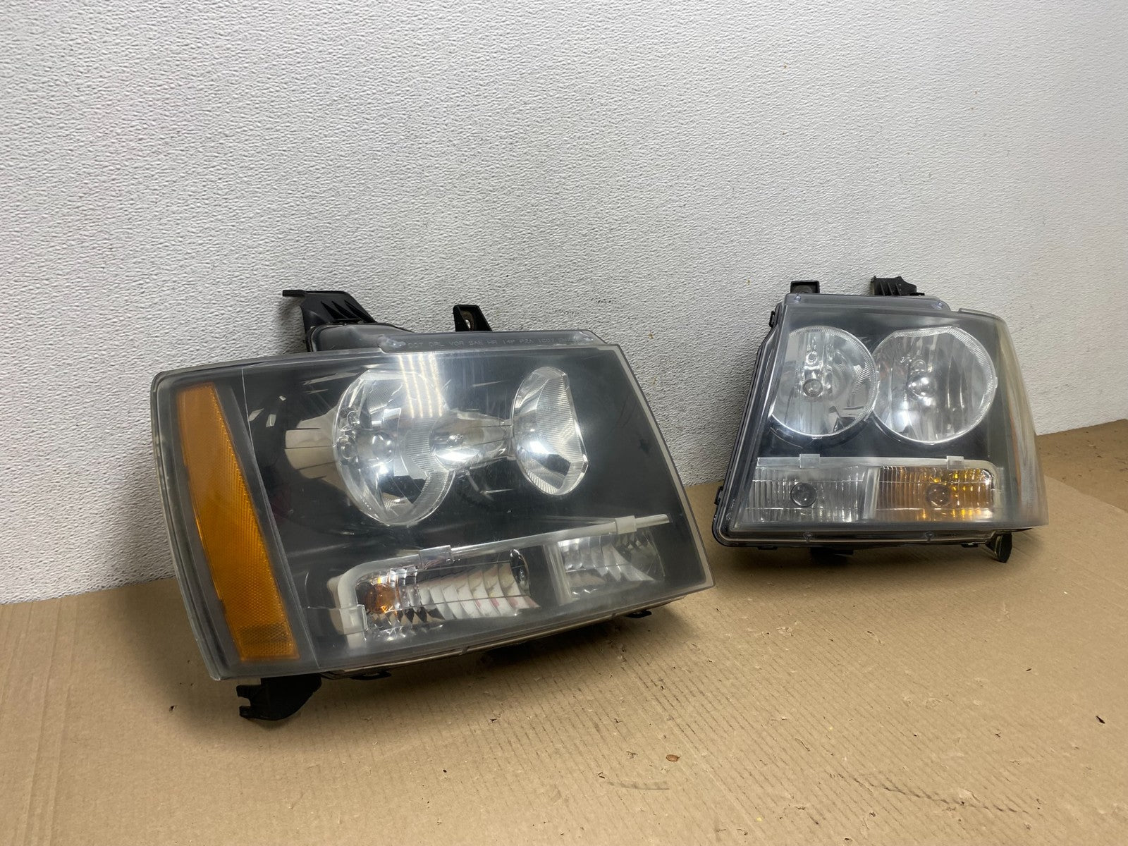 2007 to 2013 Chevrolet Suburban Tahoe Left+Right Set Headlights AE9509 DW2