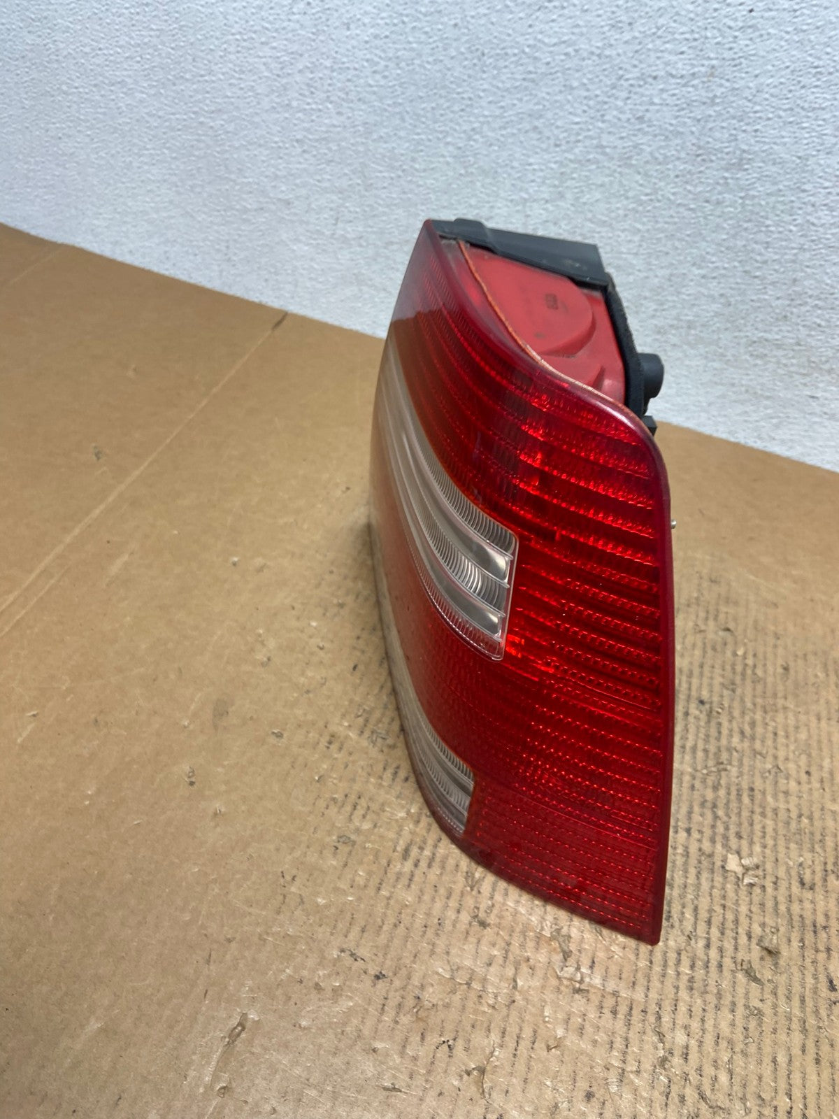 2004 to 2005 Volkswagen Jetta Right Passenger RH Side Tail Light AE1397 LK1