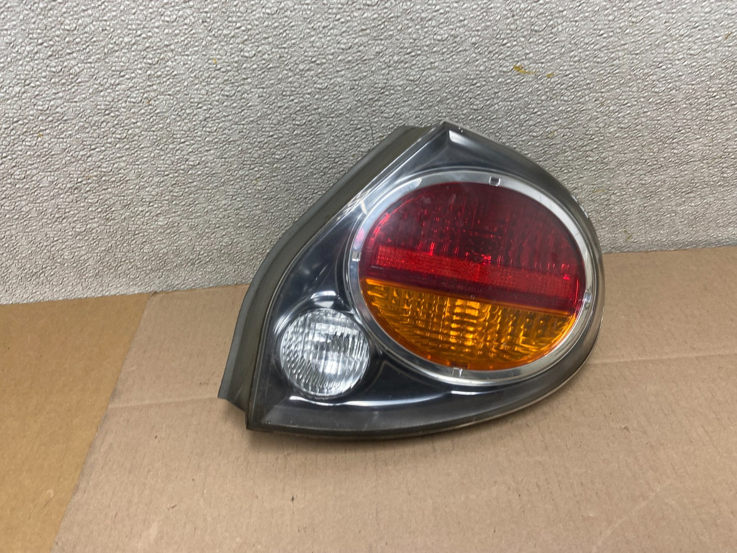 2002 2003 Nissan Maxima Right Passenger RH Side Tail Light Z3833 DW0