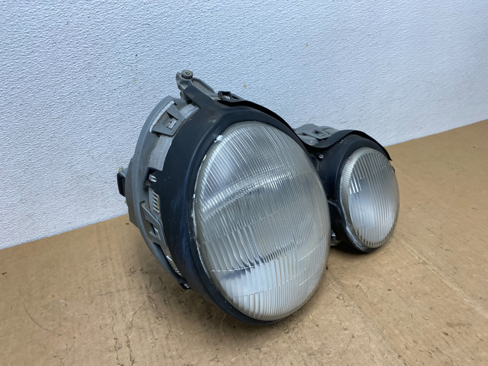1996-1999 Mercedes E E320 E430 Right Passenger RH Side Headlight AD0629 DW2
