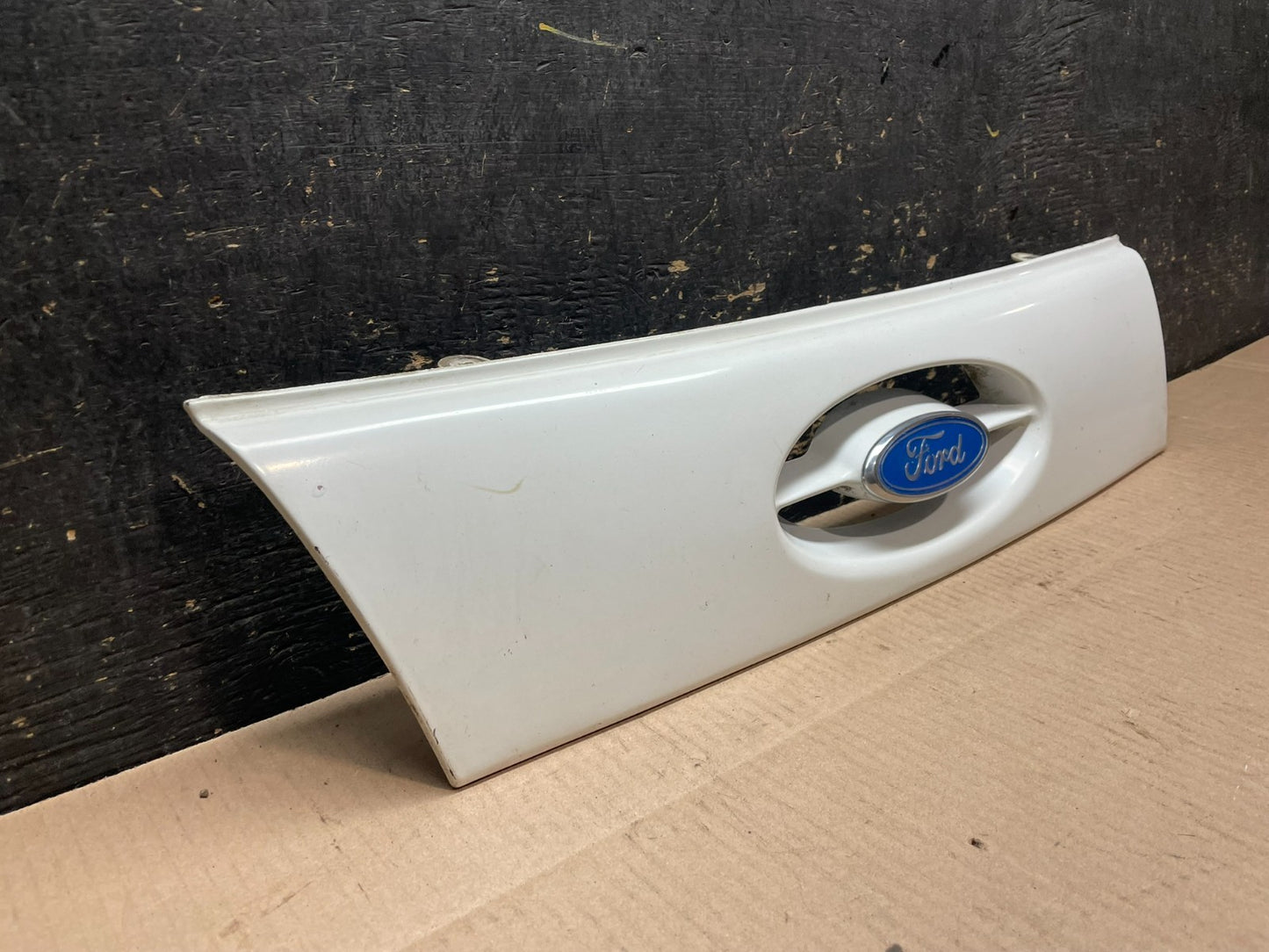 1986 to 1988 Ford Taurus Rear Trunk Lift Gate Tail Gate Molding  Z8413 DG1