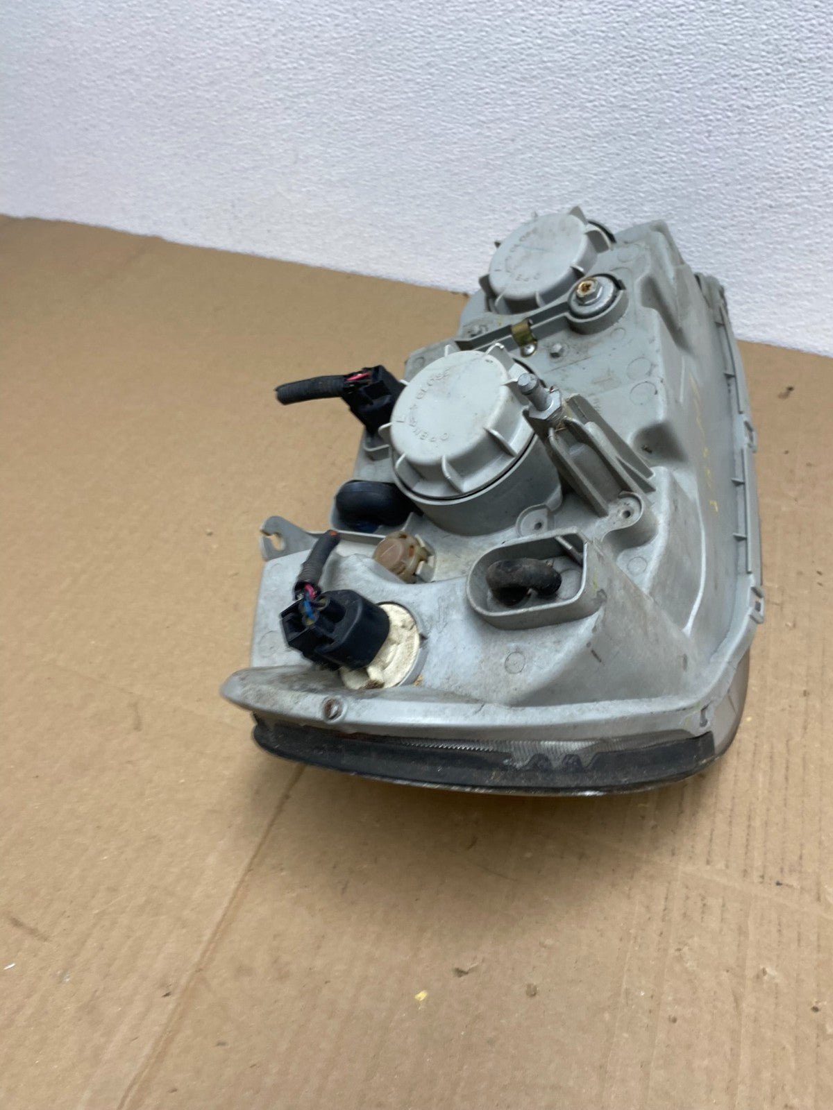 2002 to 2005 Kia Sedona Left Driver LH Side Headlight AB8109 DW8
