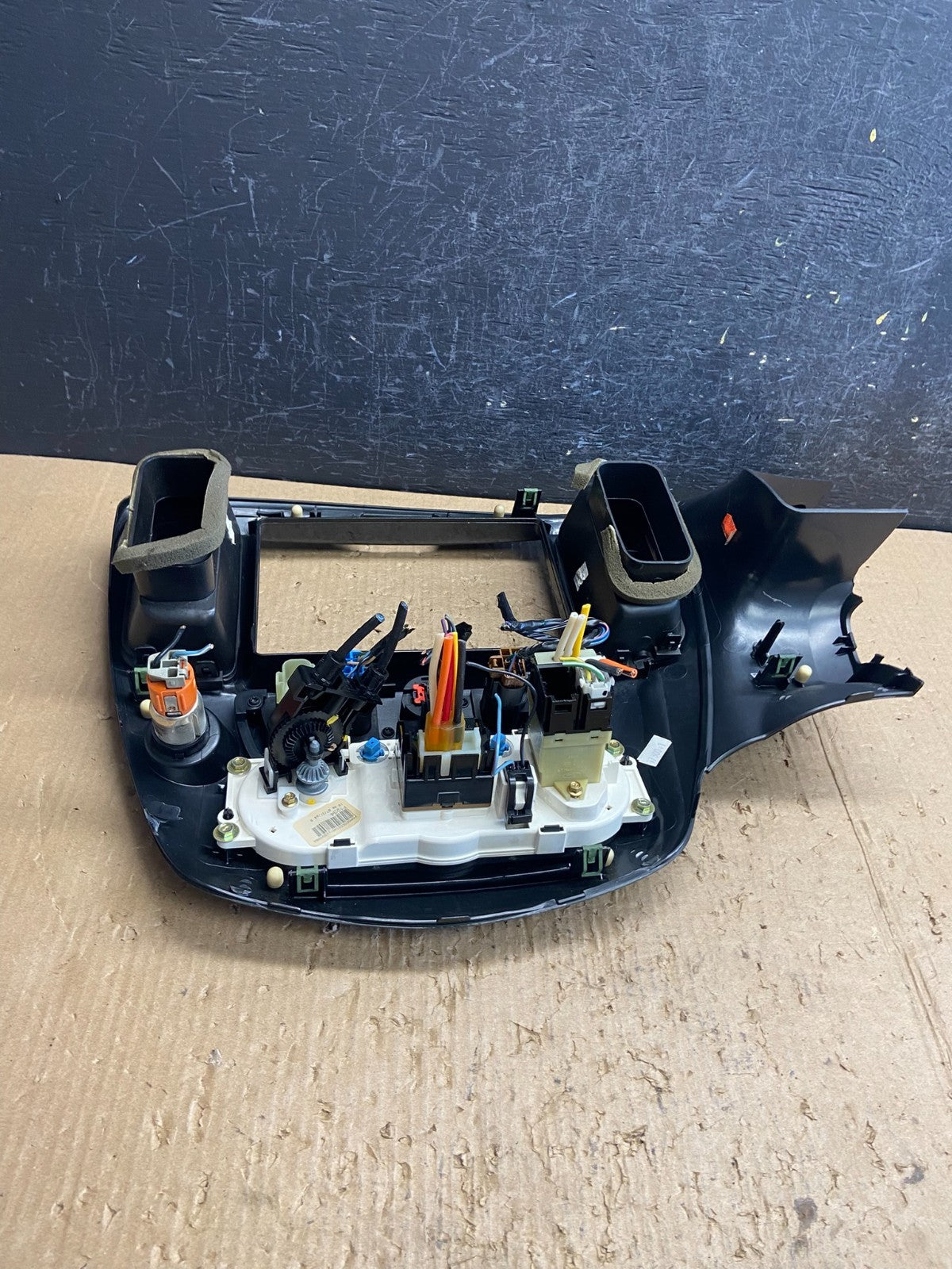 2005 - 2006 Mazda Tribute Radio Trim Bezel W/Vent AC Climate Control AF1570 DG4
