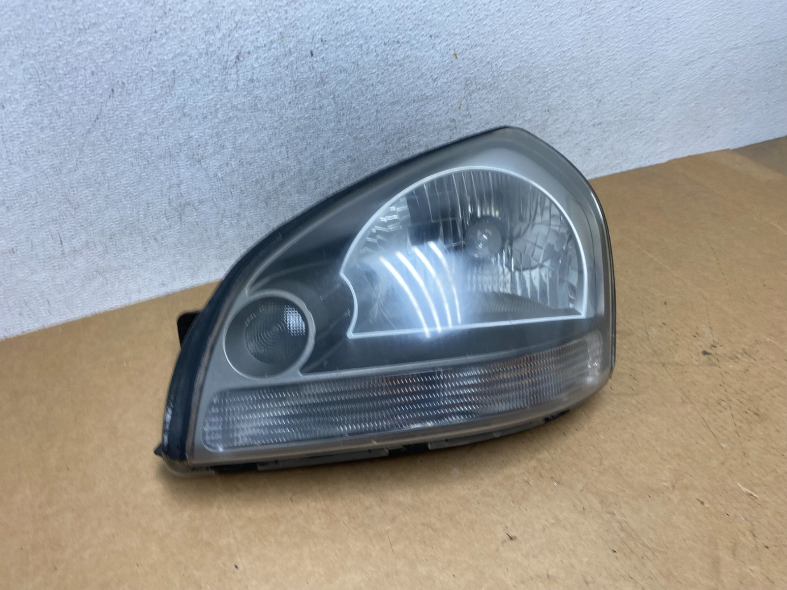 2005 to 2008 Hyundai Tucson Left Driver LH Side Headlight AE3041 DW2