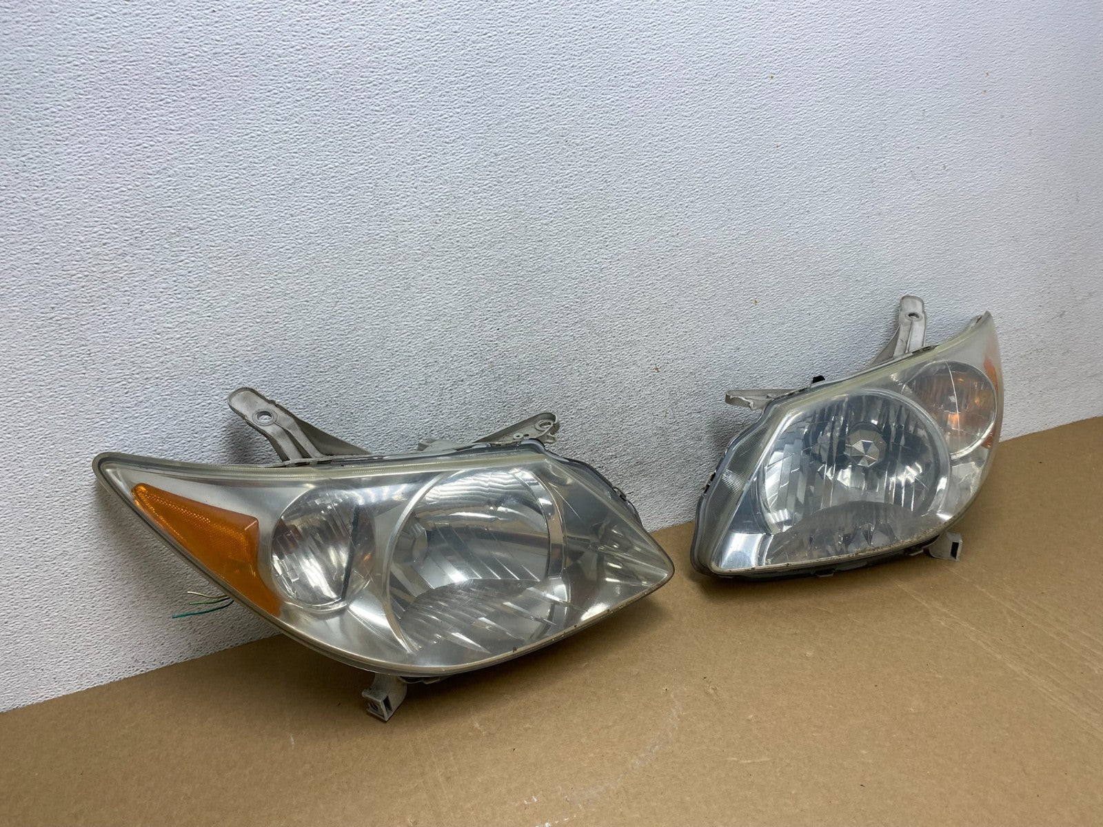 2005 to 2008 Pontiac Vibe Left+Right Side Headlights Halogen AF9906 DW2