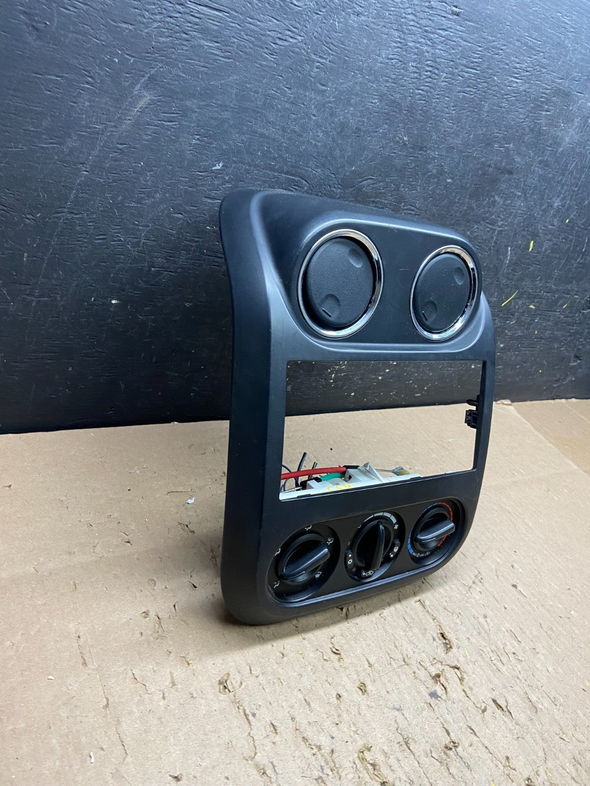 2008 to 2010 Jeep Compass Dash Climate Temperature Control Radio Bezel T6153 DG2