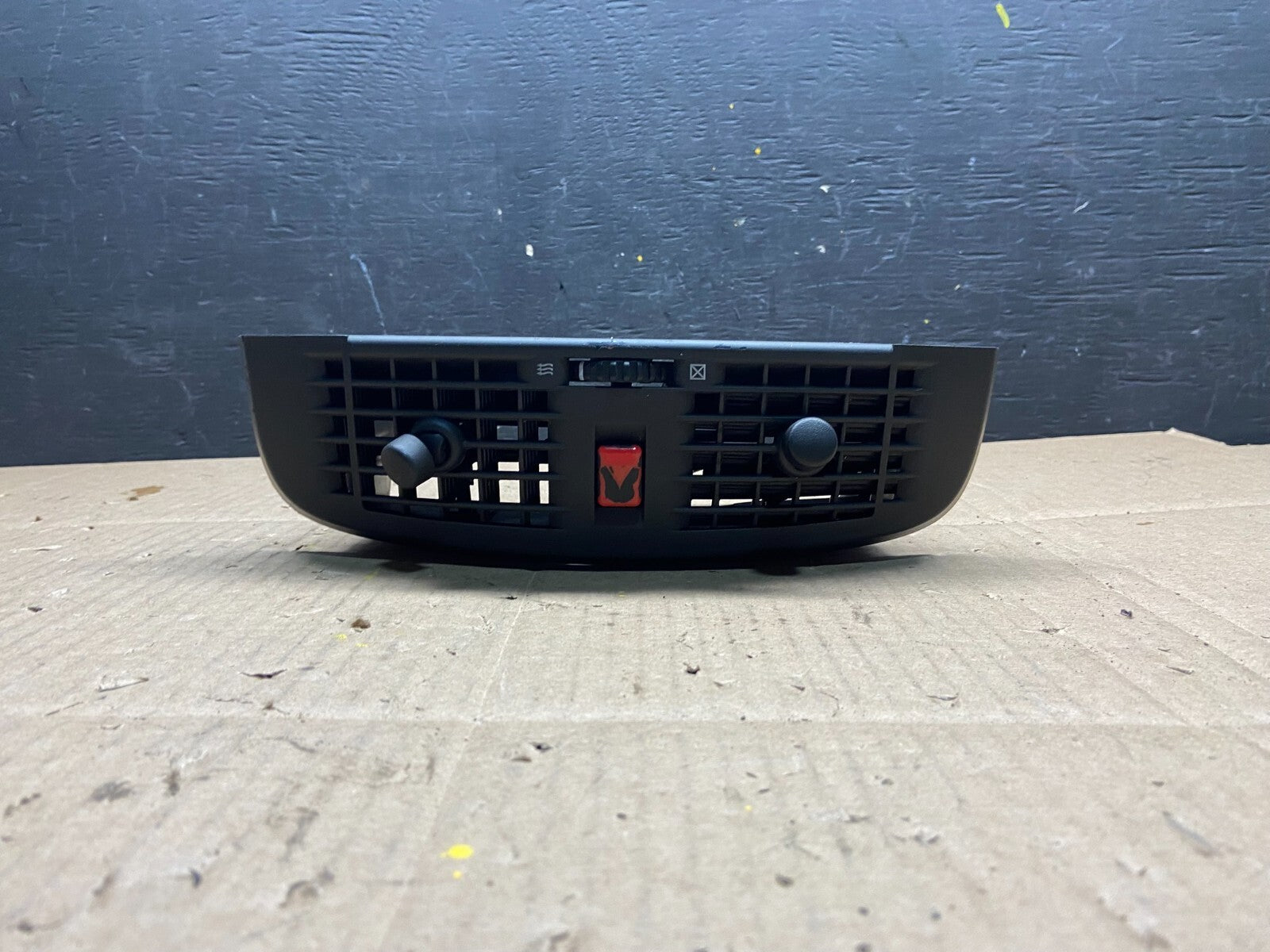 2004 to 2009 Cadillac SRX Front Center Dash A/C Air Vent i4994 PS0