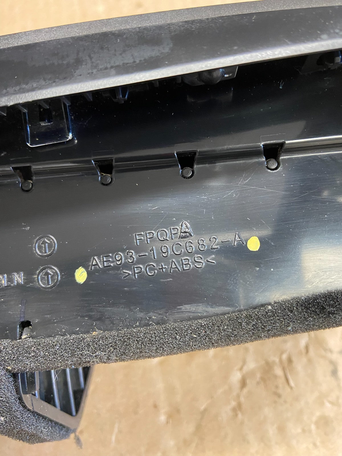 2010 - 2012 Lincoln Mkt Center Dash Gps Radio Bezel Panel Air Vent ai2726 DG4