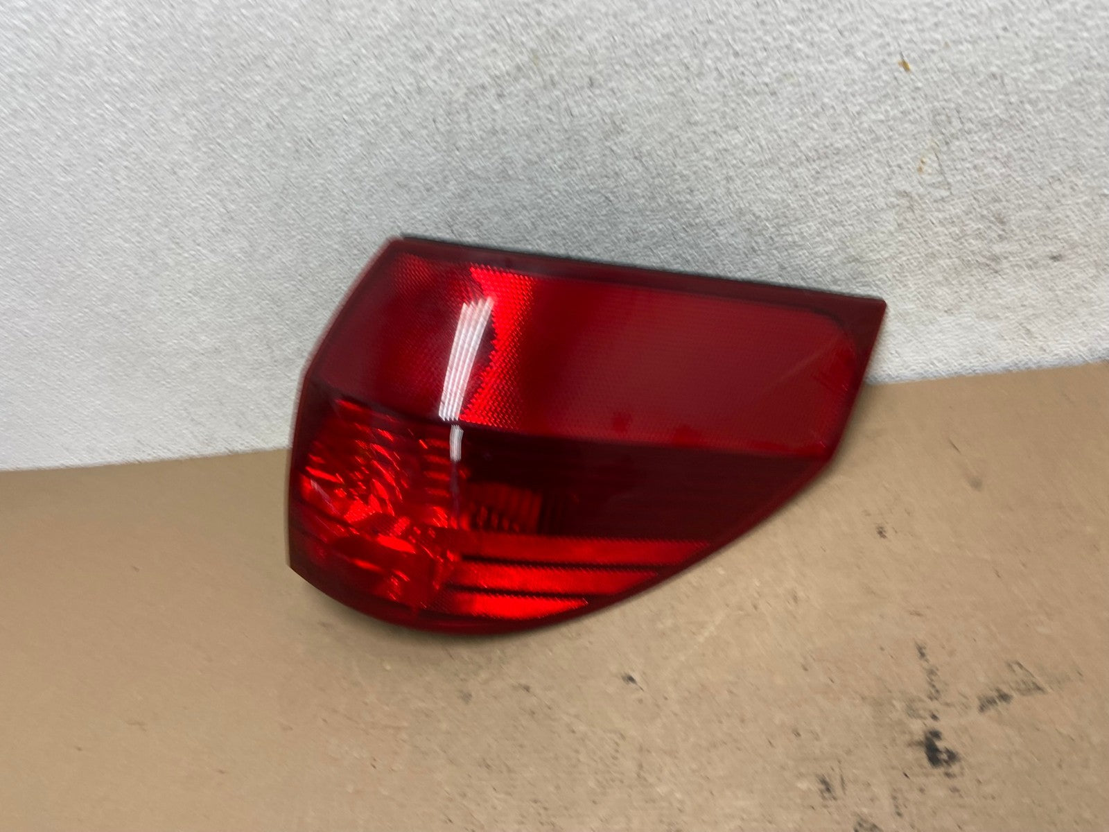 2004-2005 Toyota Sienna Right Passenger Rh Side Tail Light AF4731 LK1