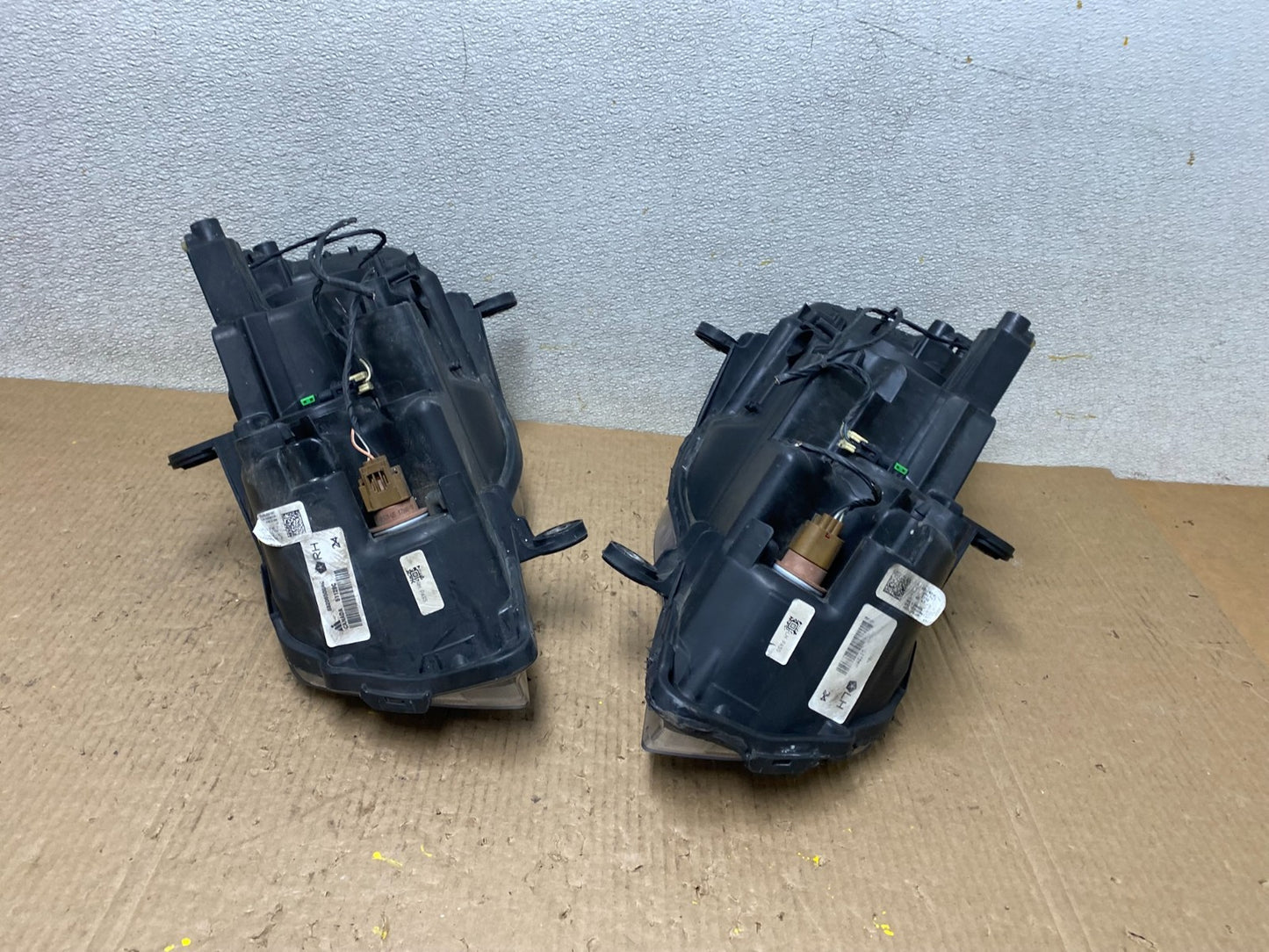 2008 to 2016 Chrysler Town and Country Left+Right Side Headlights W5211 DW6