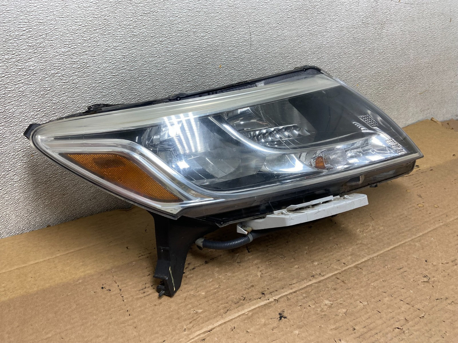 2013 to 2016 Nissan Pathfinder Right Passenger RH Side Headlight OEM AB5270 DW2