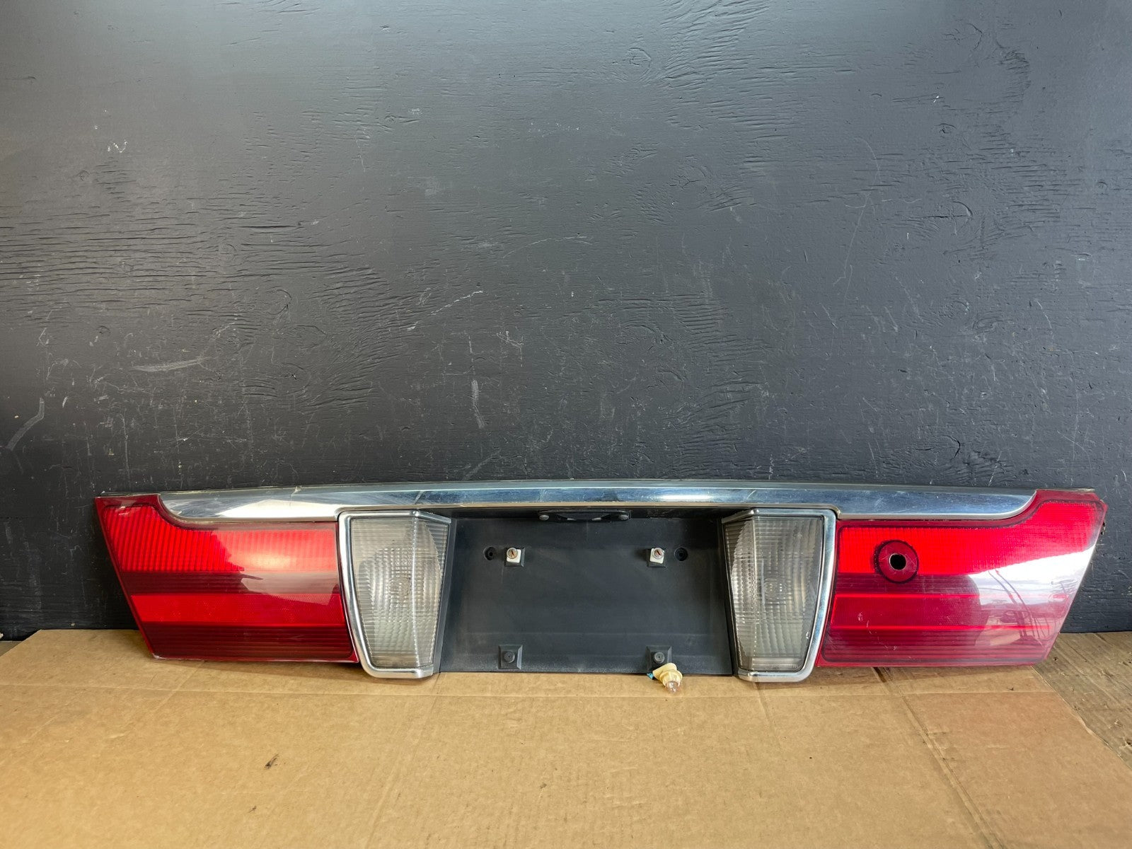 2003 2004 2005 Mercury Grand Marquis Trunk Lid Center Tail Light ac5044 DG0