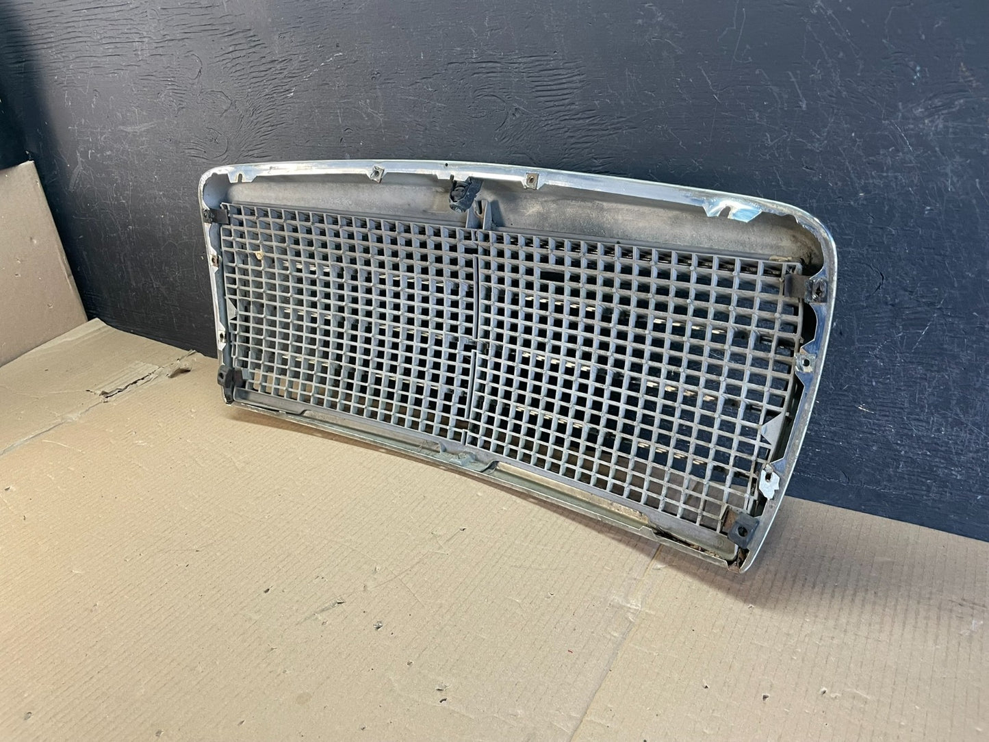 1981 to 1985 Mercedes-Benz W126 Front Grill Grille 1268800283 AE3596 PS5