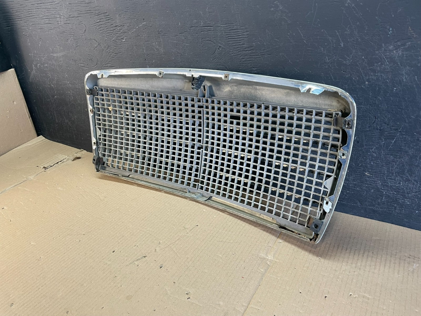 1981 to 1985 Mercedes-Benz W126 Front Grill Grille 1268800283 AE3596 PS5