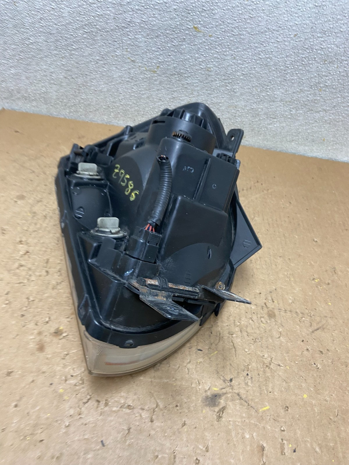2005 to 2006 Kia Sportage Left Driver LH Halogen Headlight OEM Z9586 DW6