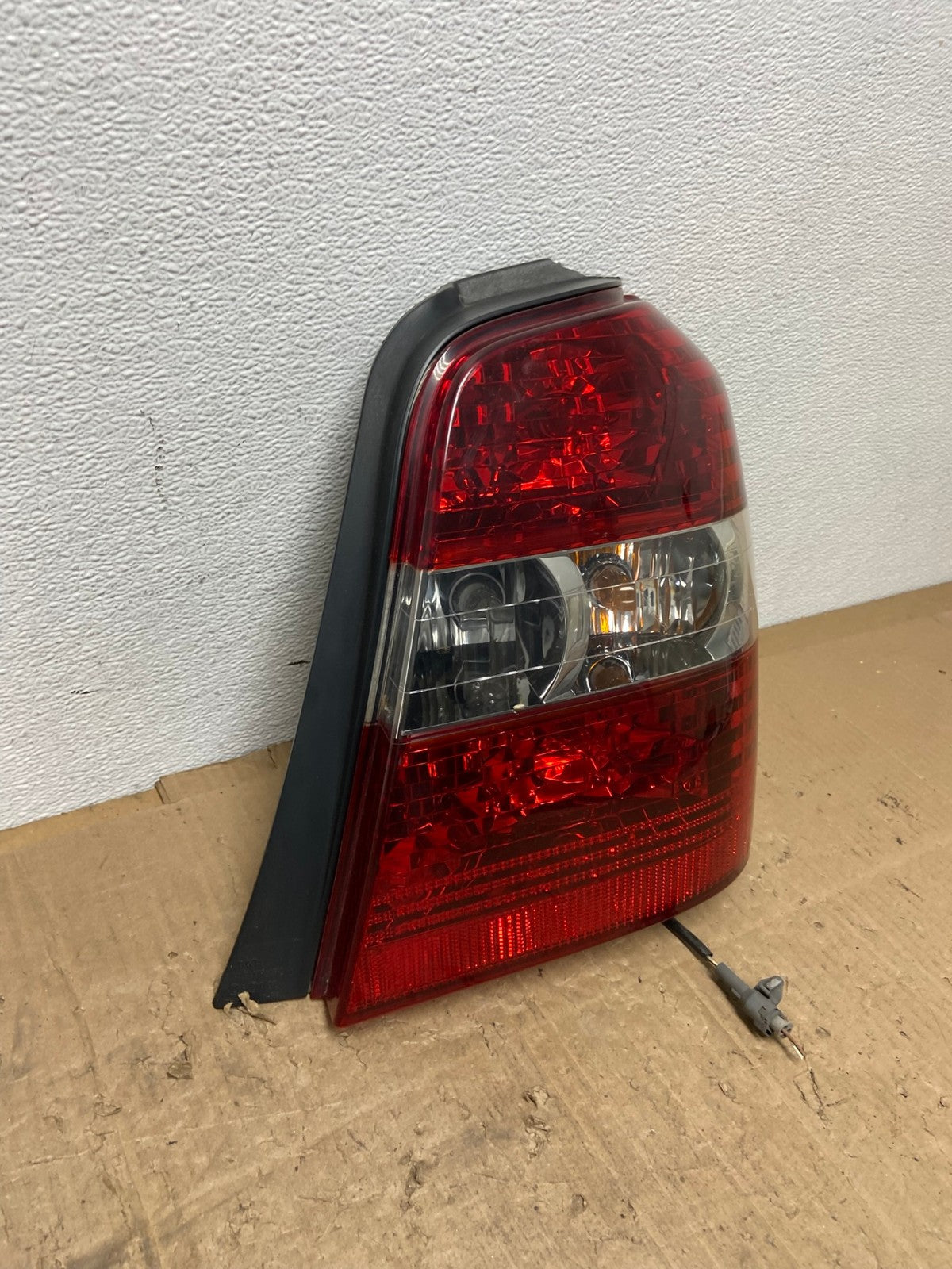 2004-2007 Toyota Highlander Right Passenger RH Side Tail Light OEM AC0254 LK2