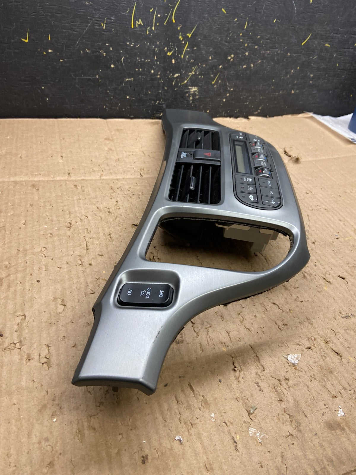 2005 to 2010 Honda Odyssey  Radio Climate Control Dash Trim Bezel Y7934   DG1