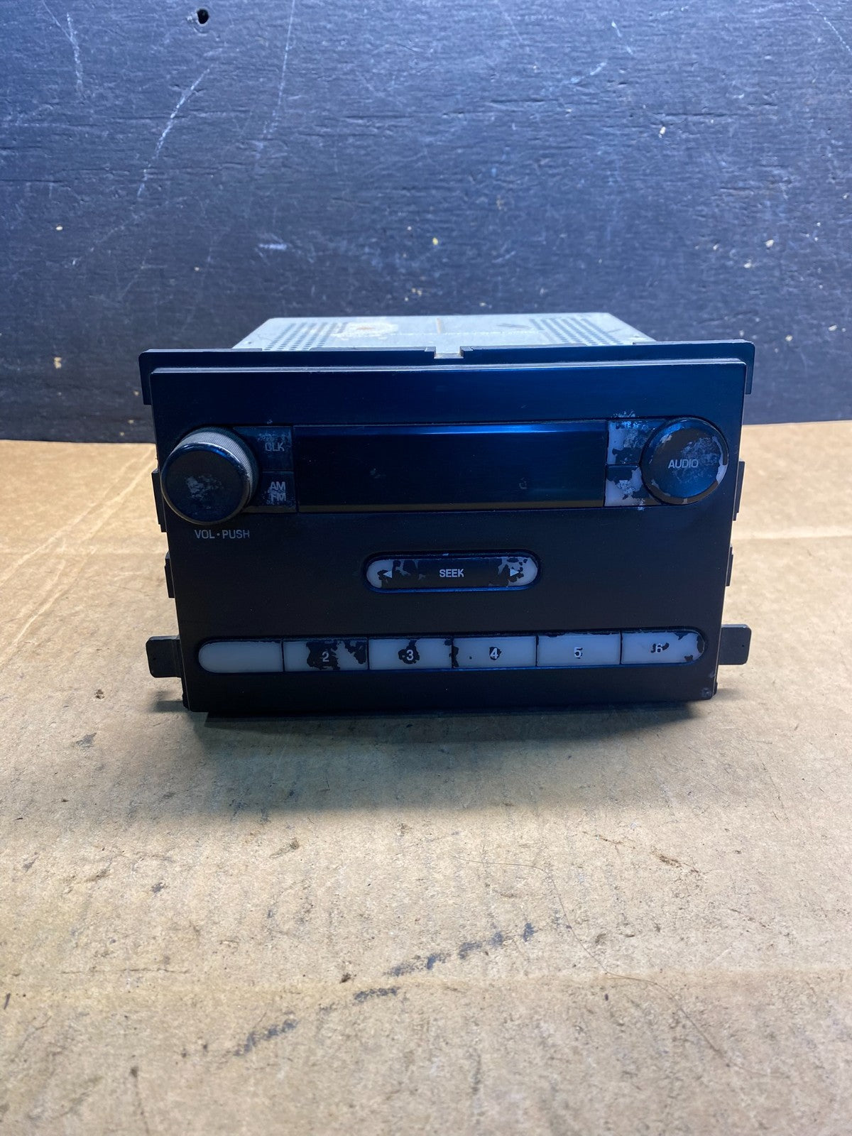 2005 to 2007 Ford F250 F350 Radio Audio AM/FM Receiver  OEM AB3799 DG0