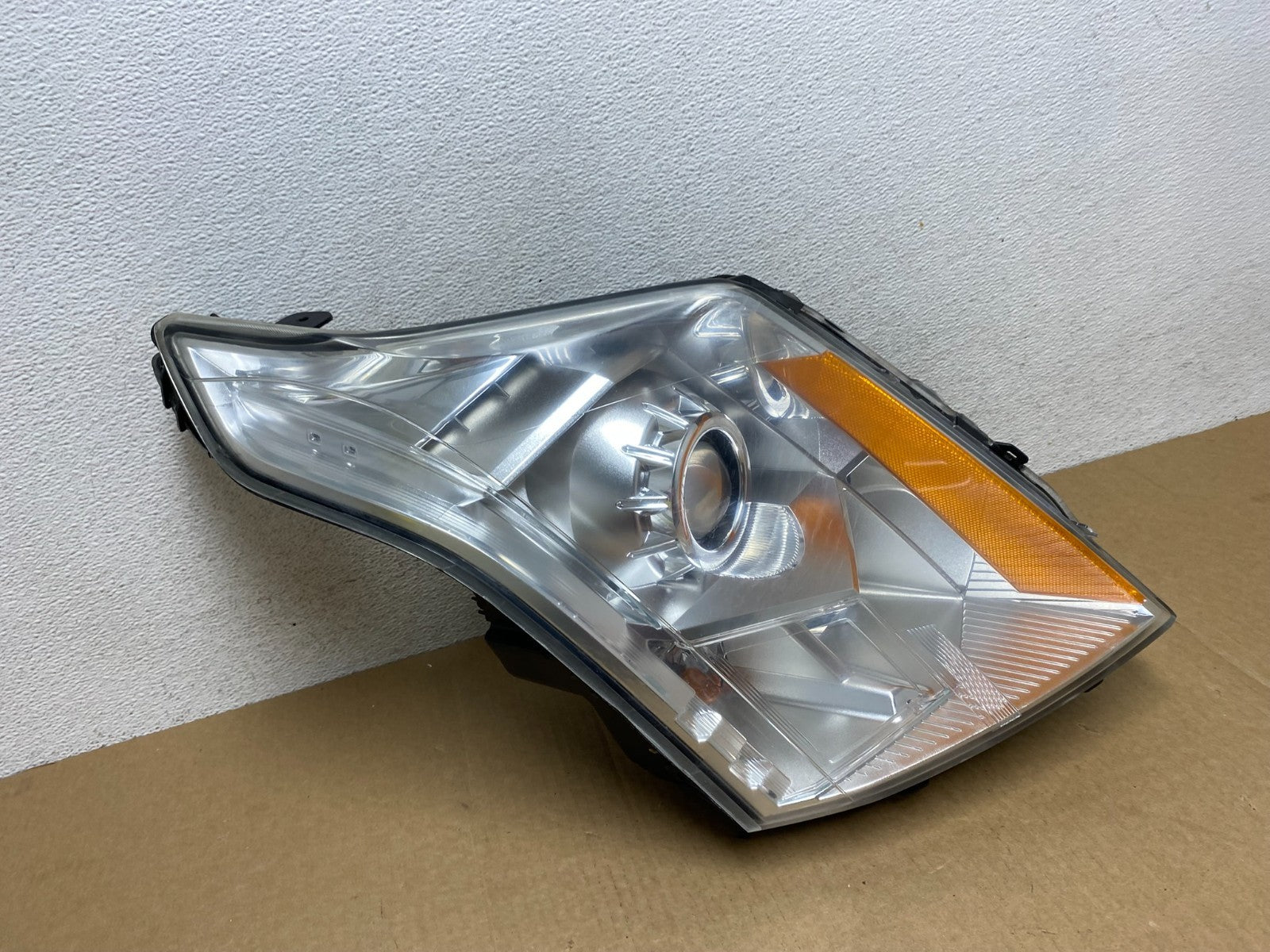 Halogen 2010 to 2016 Cadillac SRX Right Passegner Side Headlight AF9495 DW2