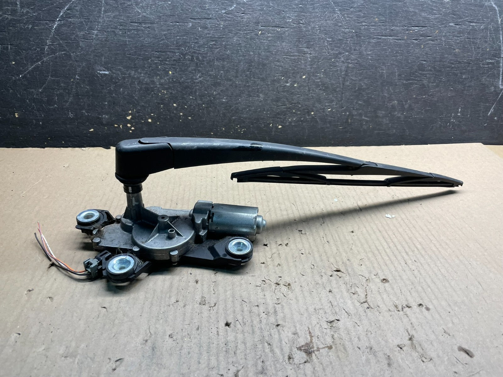 2004 to 2009 Mazda 3 Windshield Rear Wiper Motor X0520 DG1