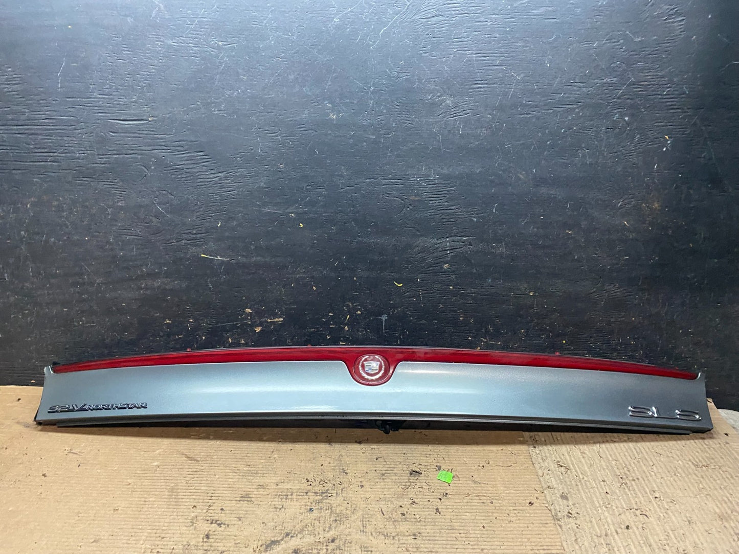 2001 to 2004 Cadillac Seville SLS Rear 3rd Break Light lid mounted OEM V9570 PS0