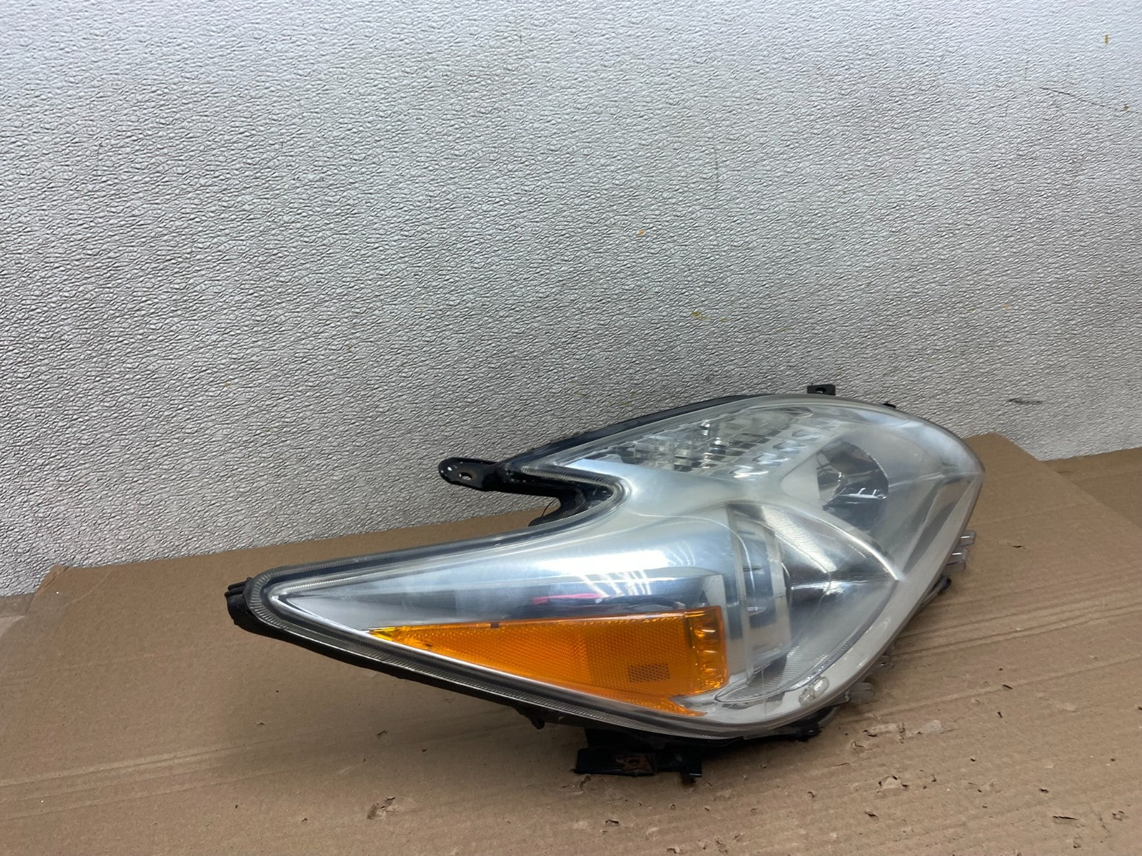 2010 - 2011 Toyota Prius Right Passenger Rh Halogen Headlight OEM AB1098 DW2