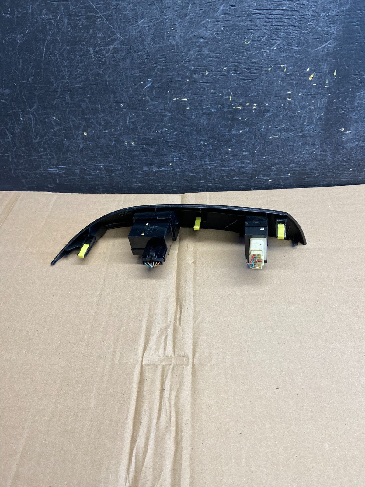 2004 to 2010 Toyota Sienna Left Side Climate Switches Bezel Trim AI5944 DG1