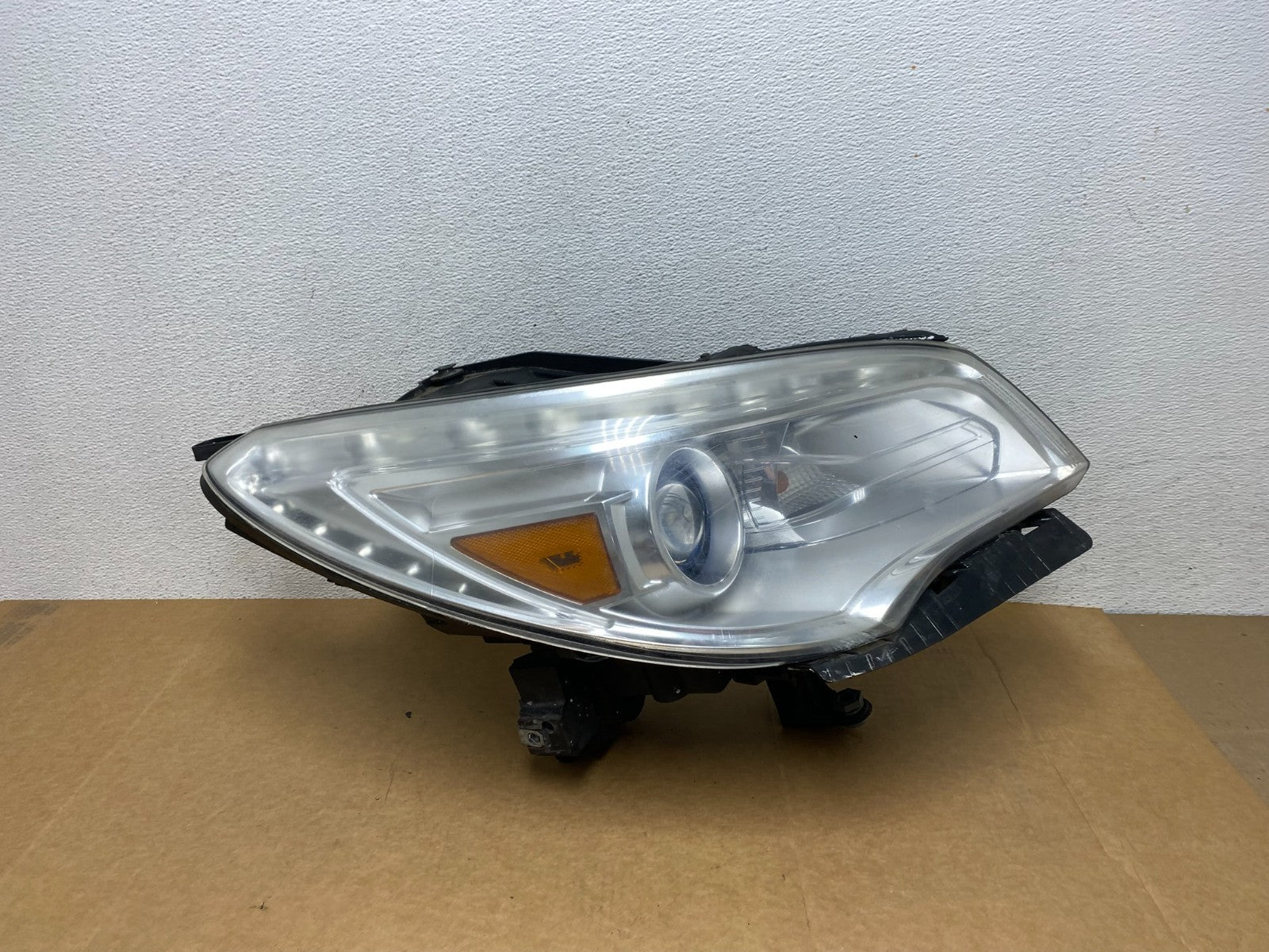 2013-2017 Buick Enclave Right Headlight Xenon Hid One Ballast AE2899 DW0