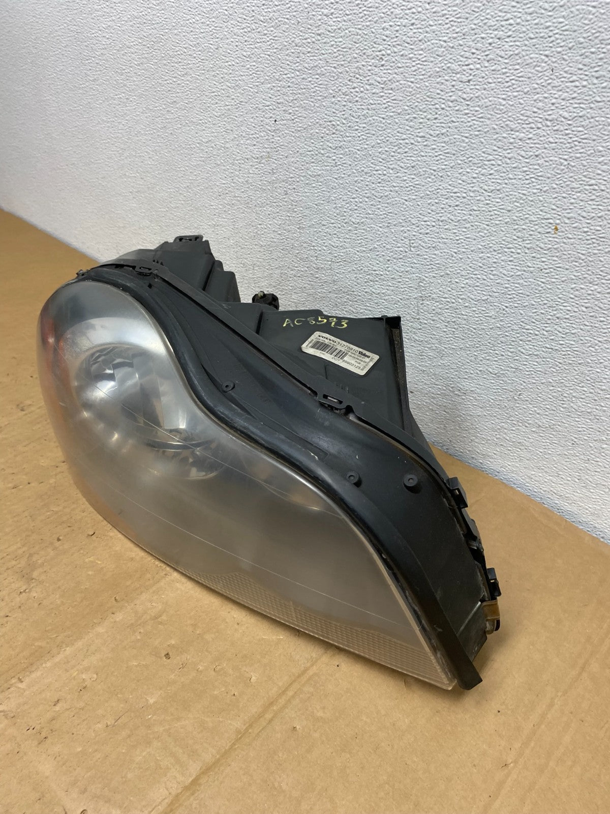 2003 to 2006 Volvo XC90 Right Passenger Rh Side Headlight Halogen AC8573 DW2