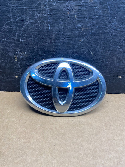2009 to 2013 Toyota Corolla Front Grille Emblem Logo AF6842 DG0