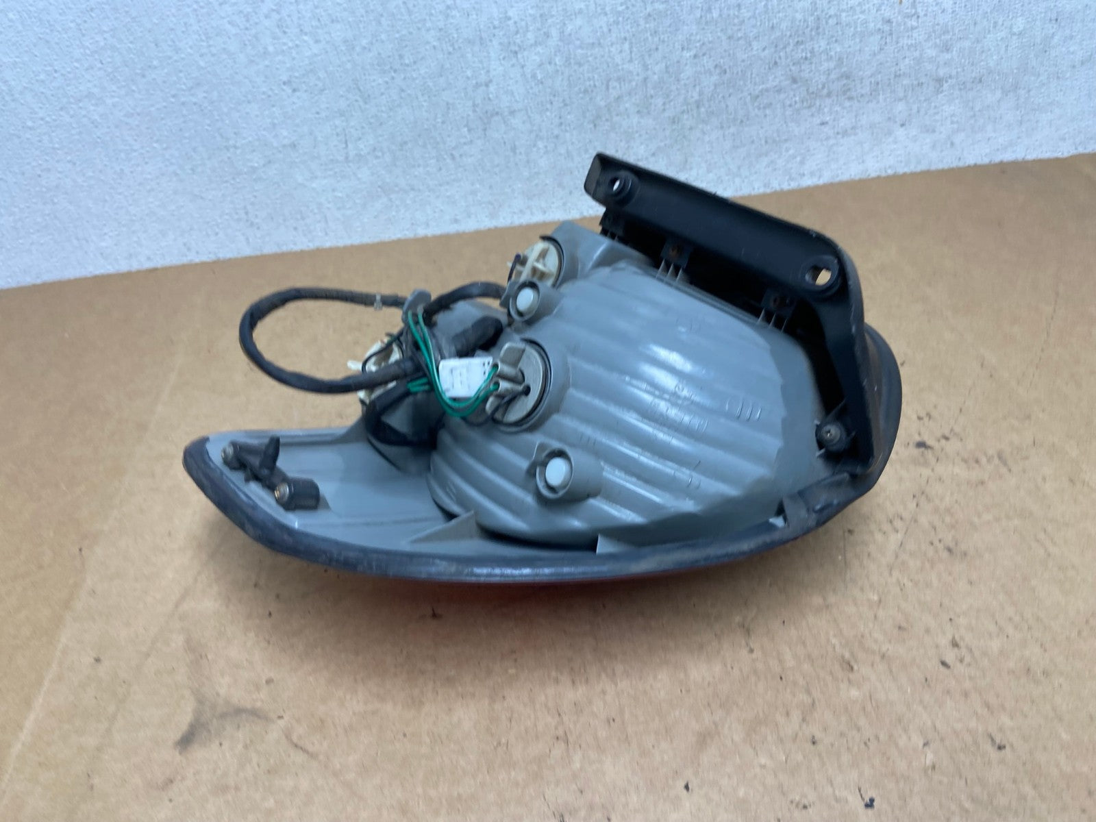2005 to 2006 Hyundai Santa Fe Left Driver Side Tail Light AE3207 LK5