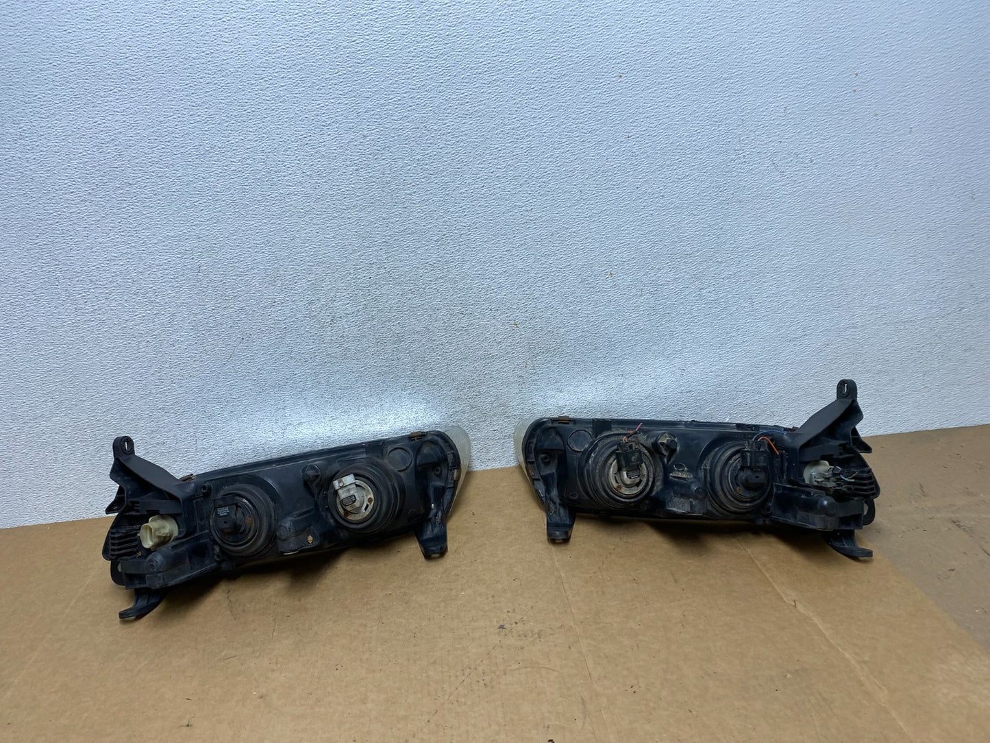 2000 to 2002 Saturn L Series Headlights Left+Right Side AE2945 DW7