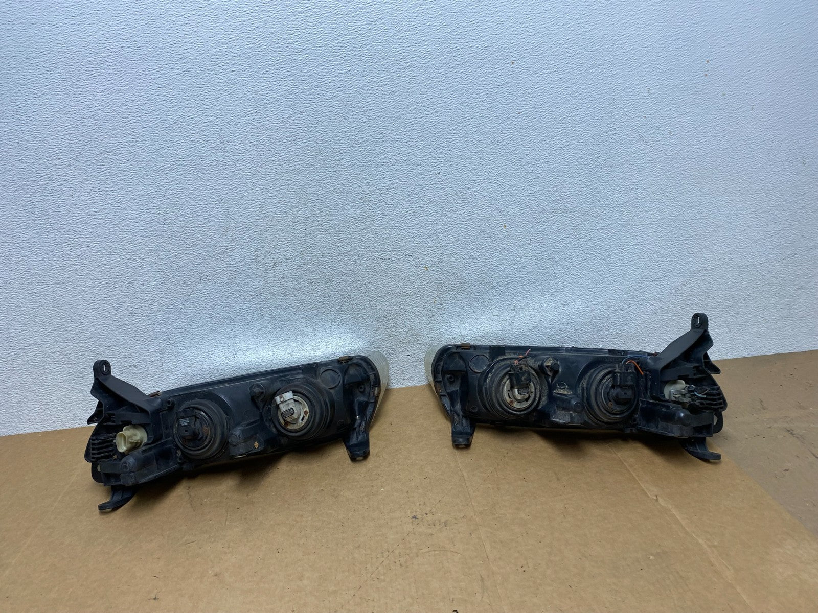 2000 to 2002 Saturn L Series Headlights Left+Right Side AE2945 DW7