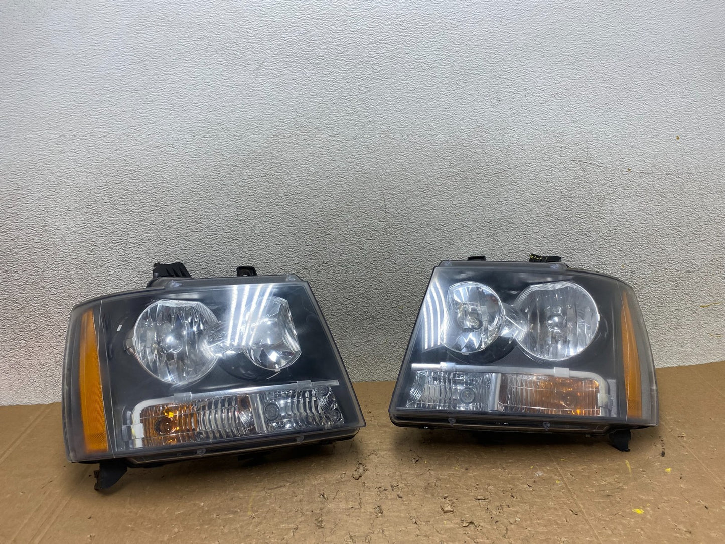 2007 to 2013 Chevrolet Suburban Tahoe Left+Right Set Headlights V8136 DW0