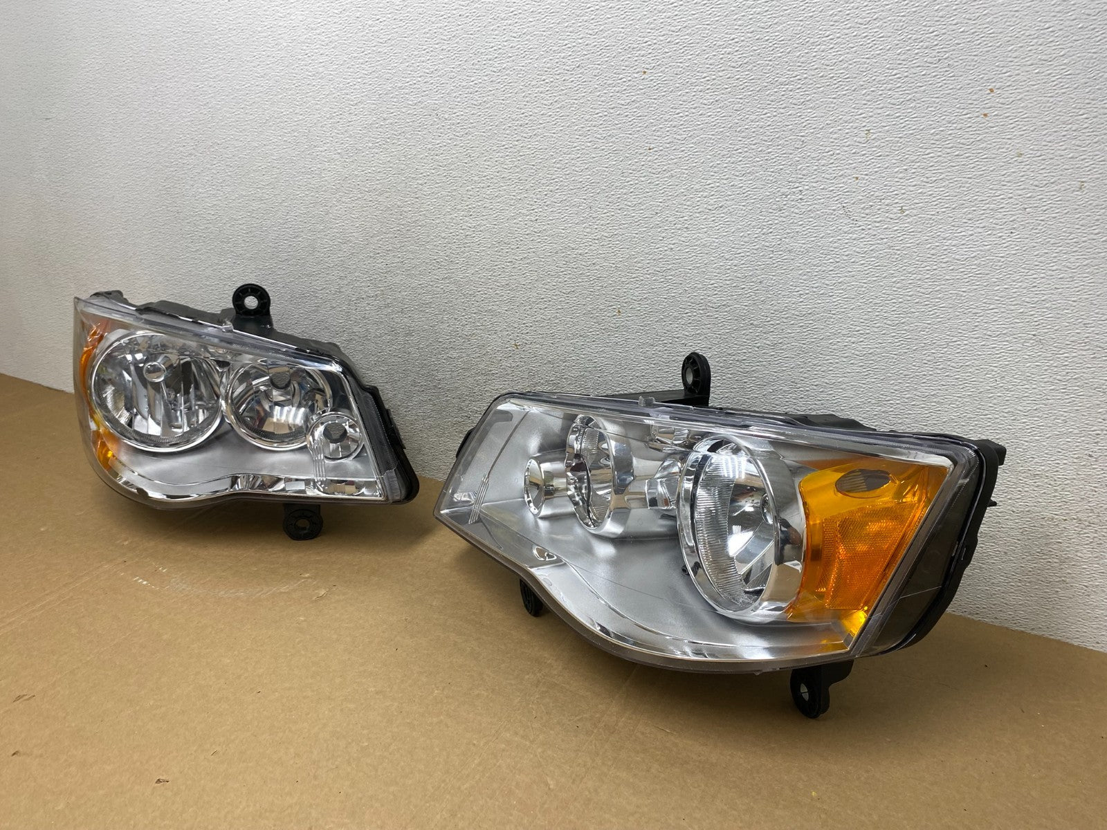 2008 to 2016 Chrysler Town and Country Left+Right Side Headlights AF9905 DW1
