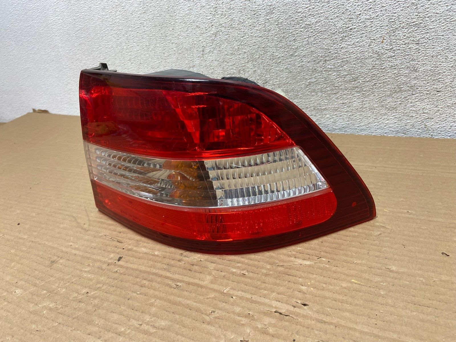 2000 2001 Lexus ES300 Outer Right Passenger RH Side Tail Light AG8947 DW2