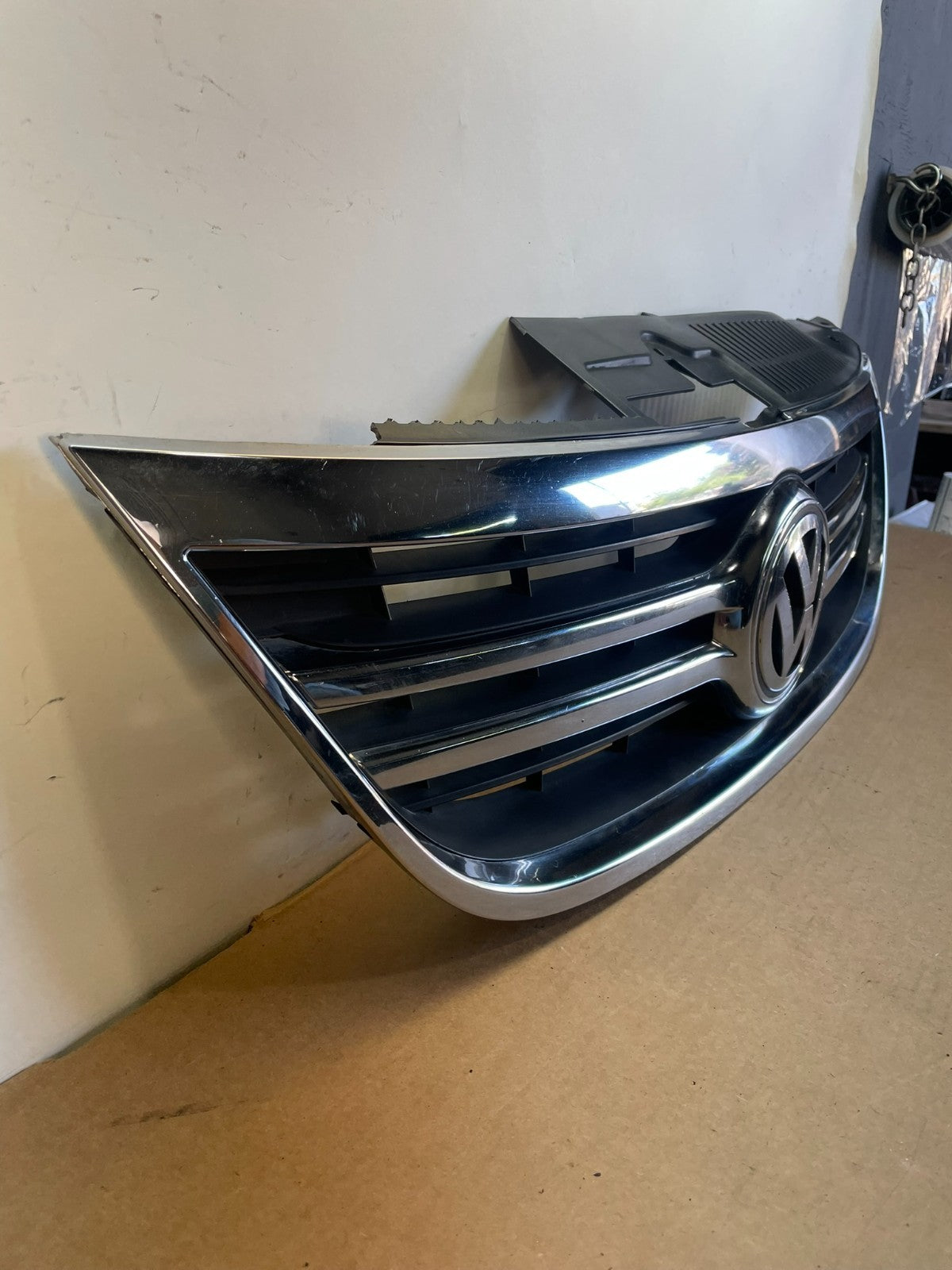 2009 to 2011 Volkswagen Tiguan Front Upper Grill Grille Aftermarket AF8703 DG2