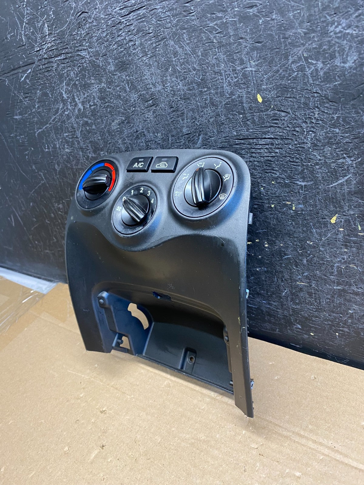 206 - 2009 Kia Rio A/C Climate Control Panel Trim Bezel AG5202 DG2