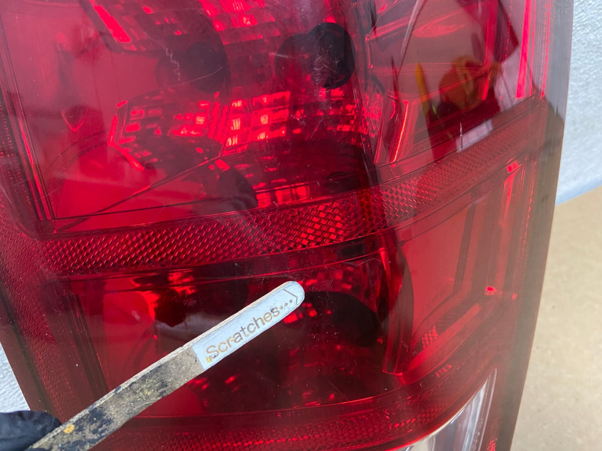 2005 - 2006 Jeep Grand Cherokee Right Passenger Rh Tail Light AH7823 LK3