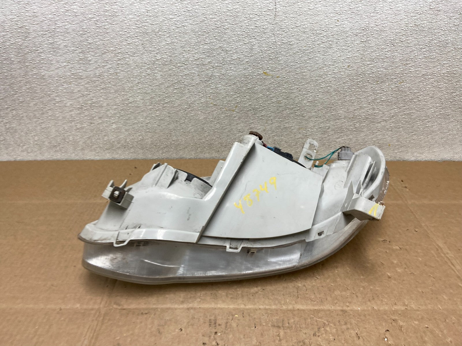 2005 to 2008 Toyota Corolla Right Passenger RH side Headlight Y8749 DW9