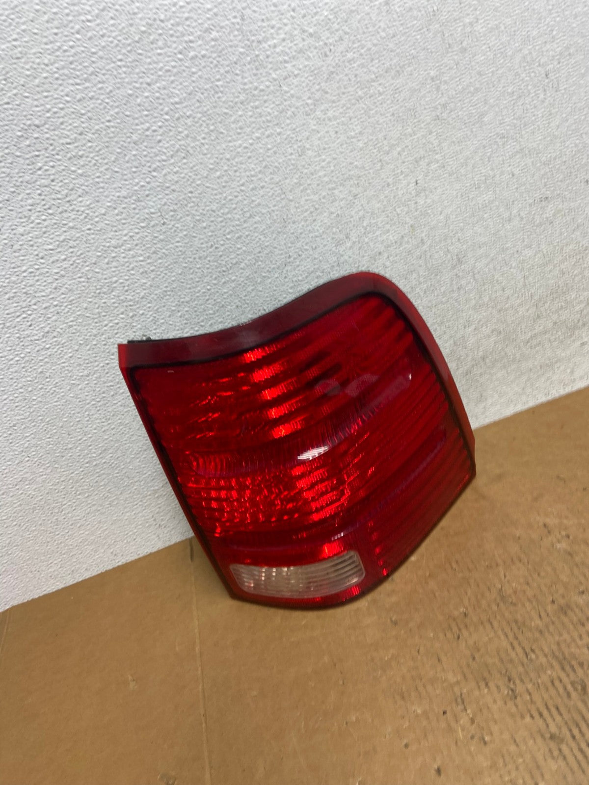 2002 to 2005 Ford Explorer Right Passenger Rh Side Tail light AE0336 LK2