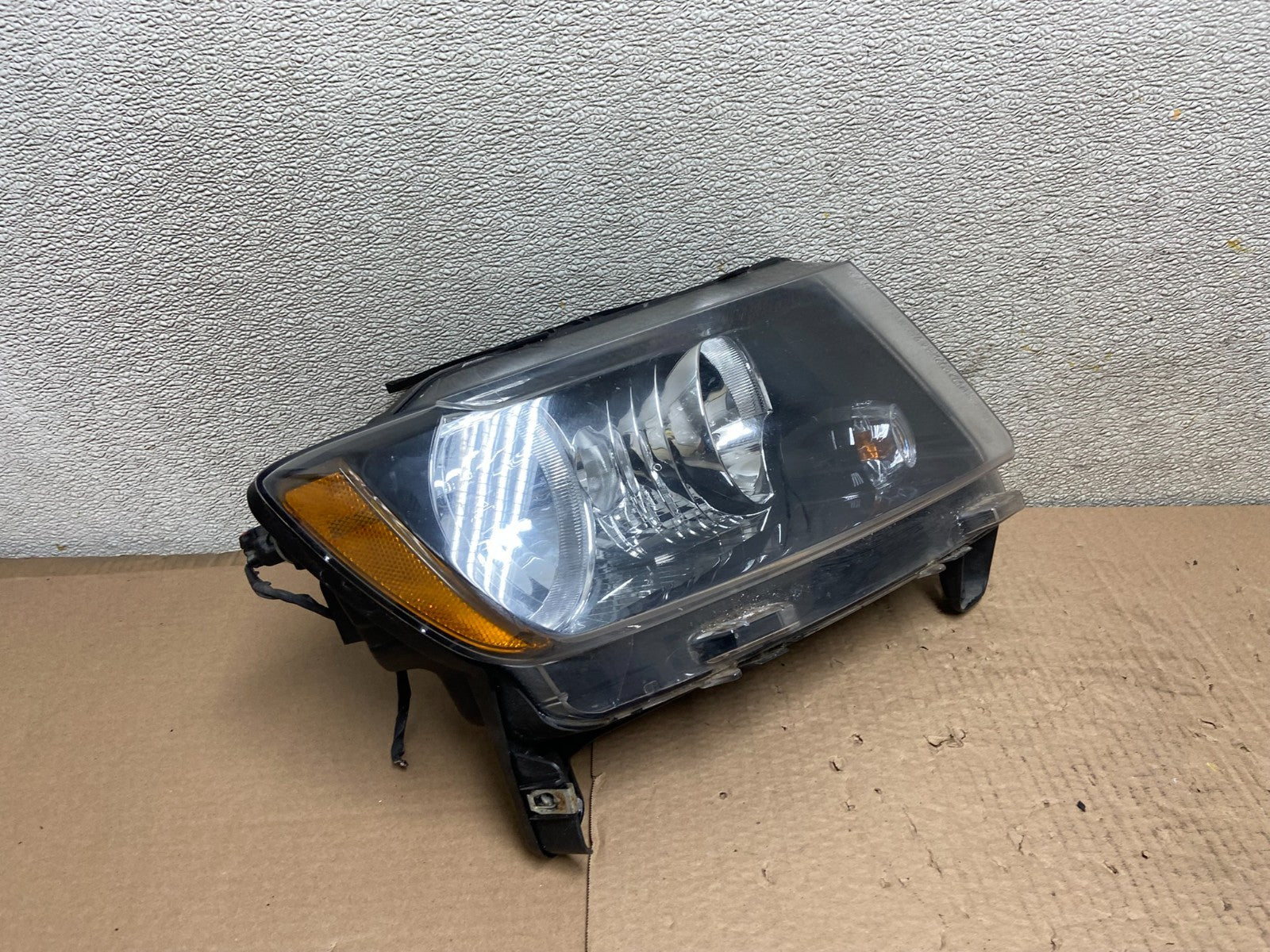 2011-2013 Jeep Grand Cherokee Right Passenger Halogen Headlight AB2530 DW2