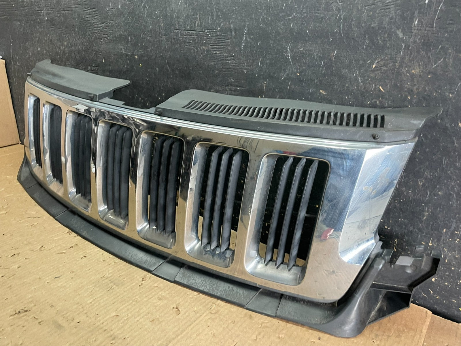 2011 to 2013 Jeep Grand Cherokee Front Upper Grill Grille OEM Y9854 DG2