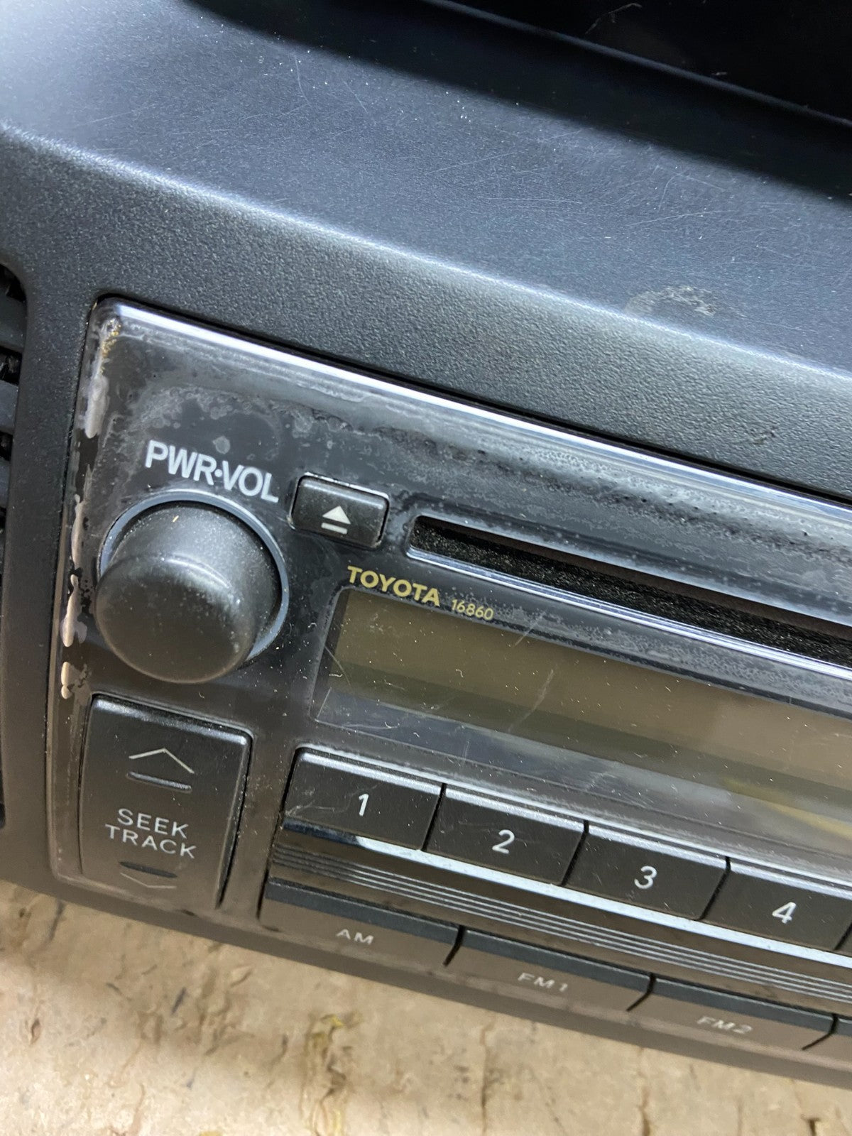 2002 2005 Toyota Camry Radio AM/FM CD Player Air Vent Bezel OEM t6156 DG1